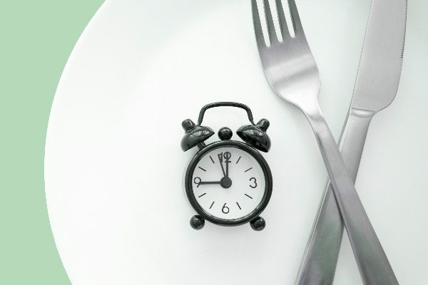 Prerušované hladovanie (intermittent fasting) …viac než spálené kalórie (5 min. čítania)